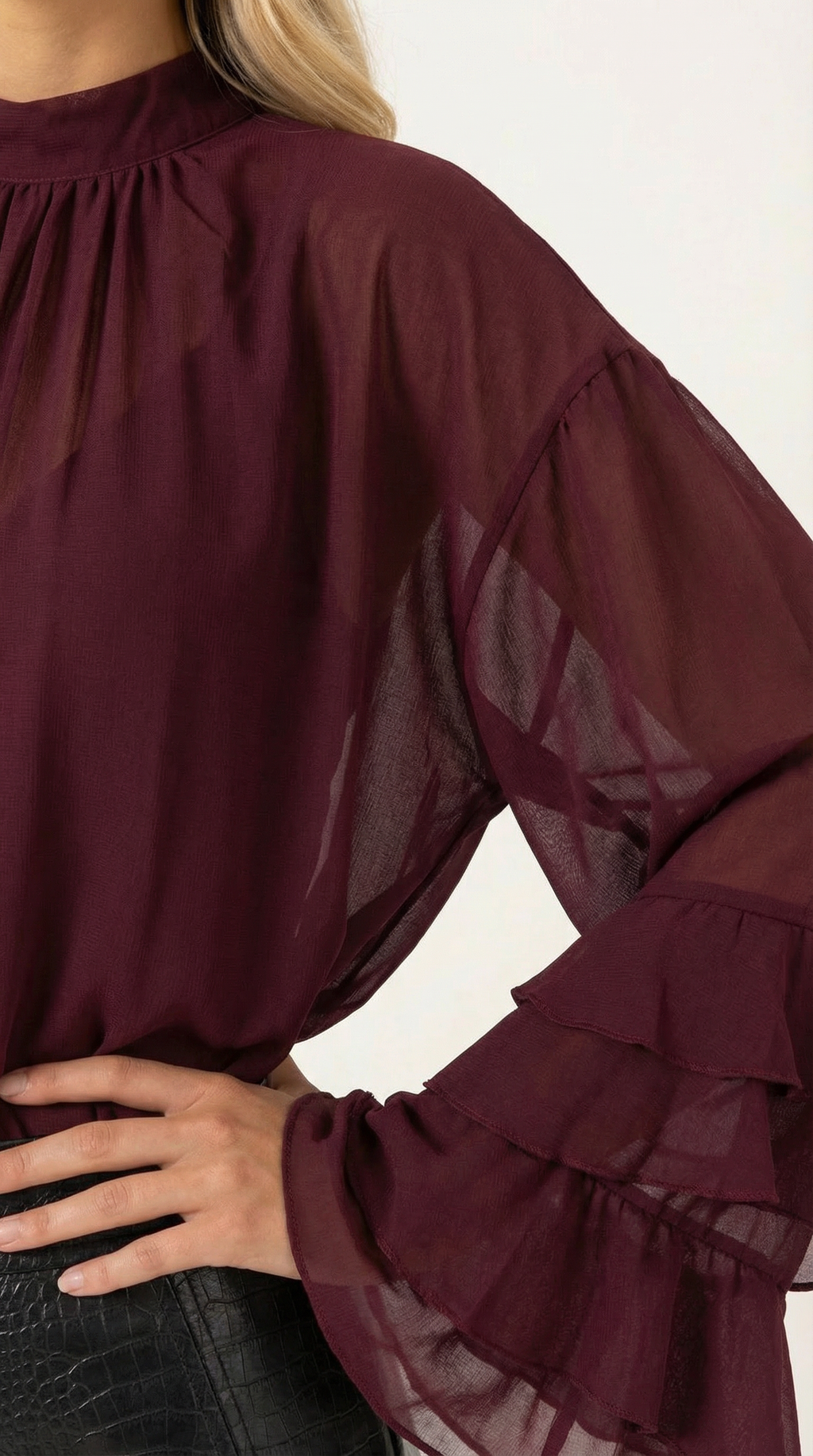Transparente Bluse mit Stehkragen, bordeauxrot, Ärmelvolants und geschichteltem Rückendetail