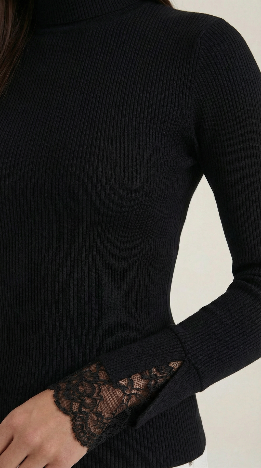 Geripptes Rollkragen-Top mit Spitze an der Ärmelmanschette, Detail