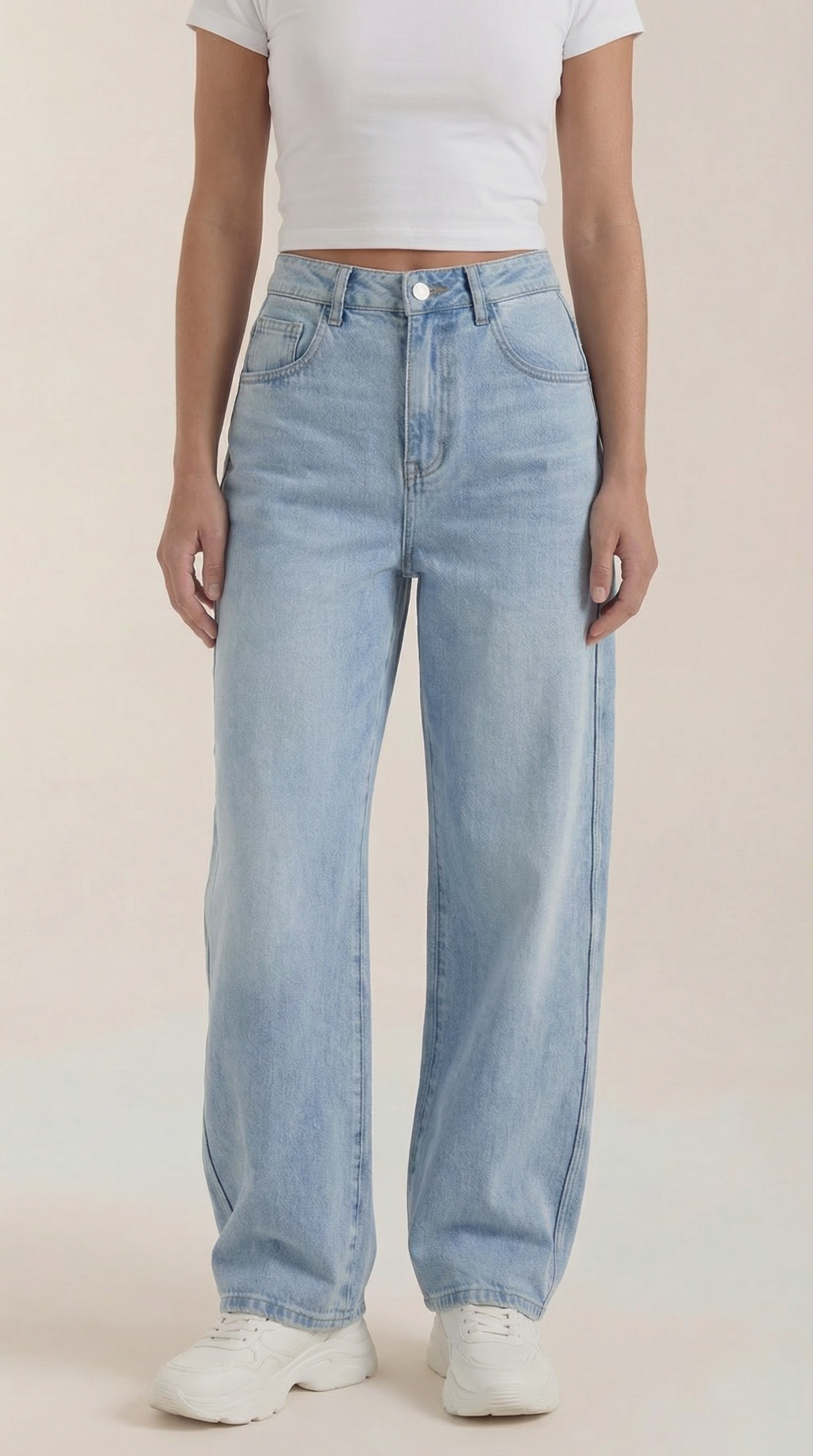 Helle blaue Jeans mit weitem Bein, Knopf vorne, sichtbare Knopfleiste und Taschen