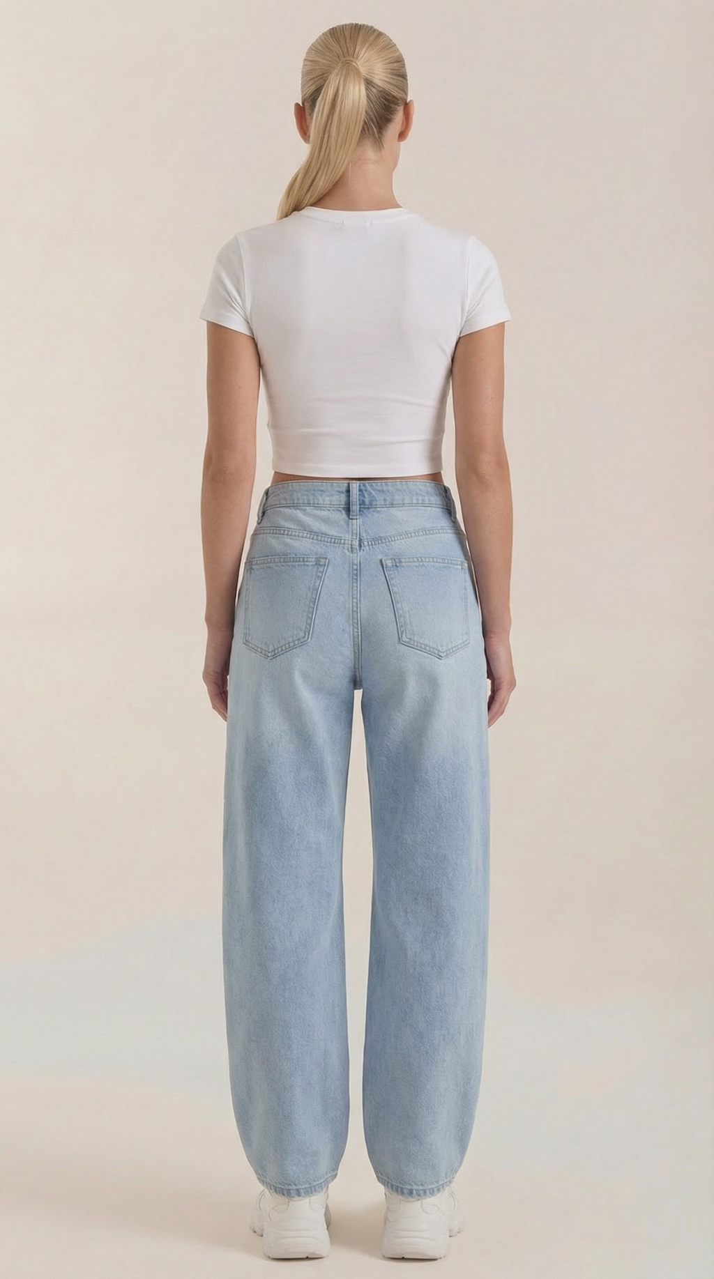 Helle blaue Jeans mit weitem Bein, Rückansicht mit Gesäßtaschen und geradem Saum