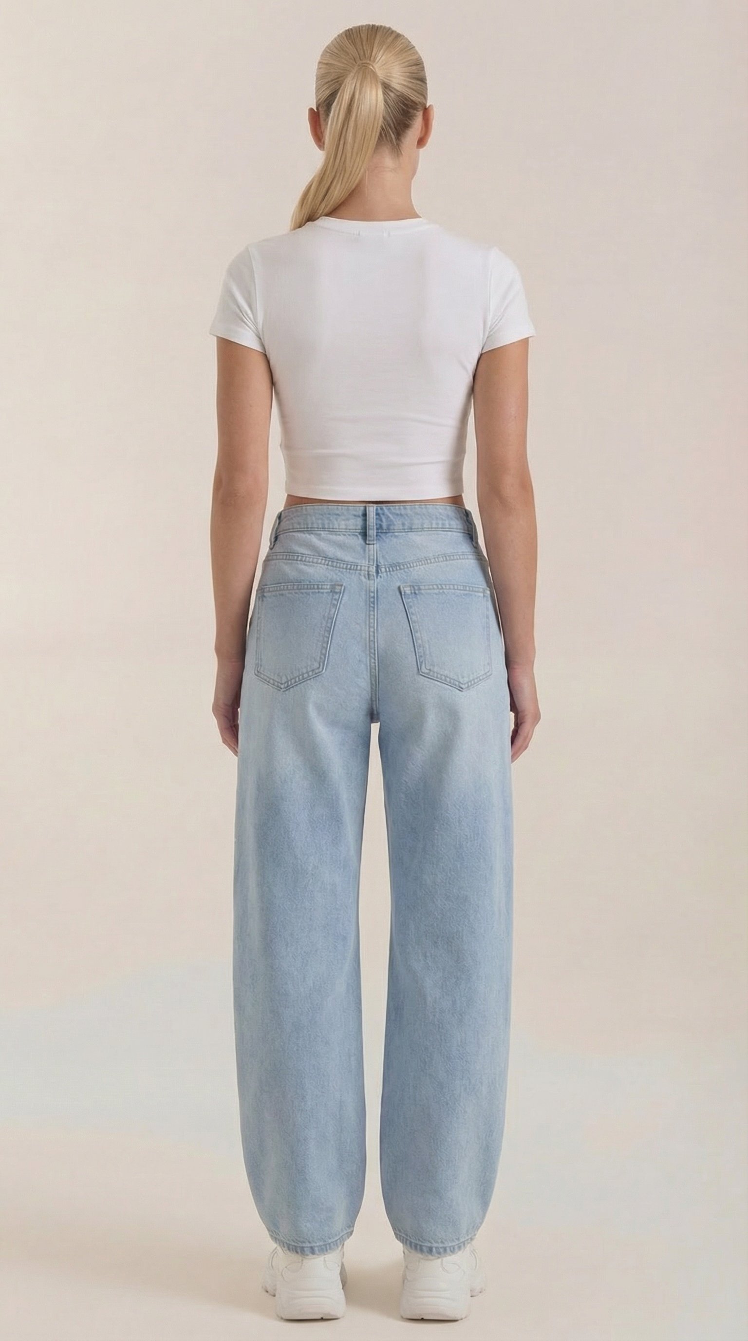 Helle blaue Jeans mit weitem Bein, Rückansicht mit Gesäßtaschen und geradem Saum