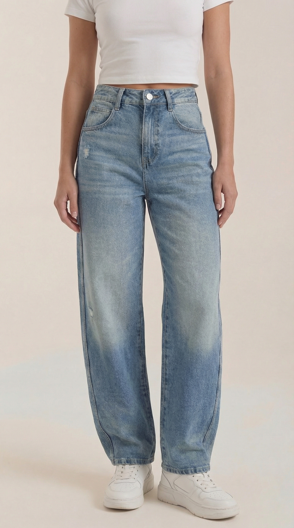 Helle blaue Jeans mit weitem Bein, sichtbarer Bund mit Knopf, vordere Taschen