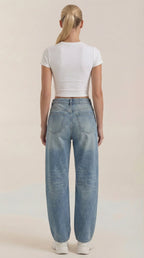 Helle blaue Jeans mit weitem Bein, Rückansicht, Gesäßtaschen und Seitennähte