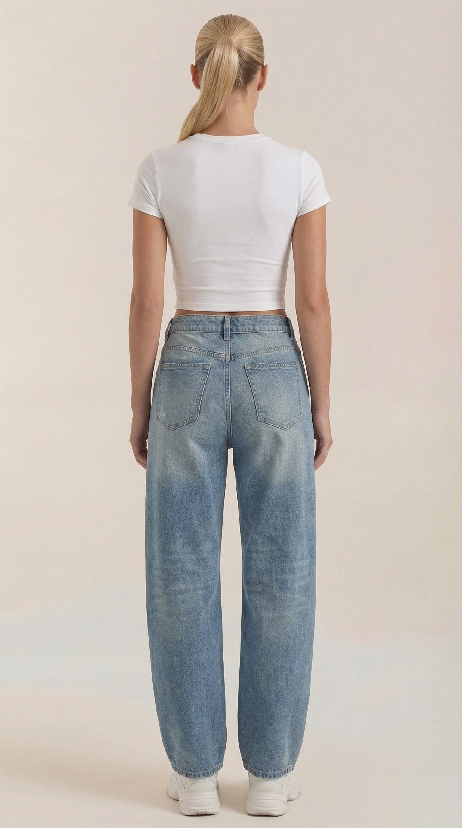 Helle blaue Jeans mit weitem Bein, Rückansicht, Gesäßtaschen und Seitennähte