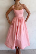 Rosa Midikleid mit schmalen Trägern, tailliertem Schnitt und weitem A-Linien-Rock