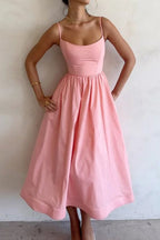 Rosa Midikleid mit schmalen Trägern, tailliertem Schnitt und weitem A-Linien-Rock