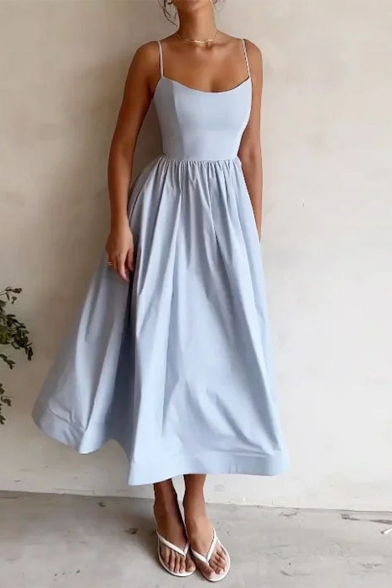 Blaues Midikleid mit schmalen Trägern und gerafftem A-Linien-Rock, weit schwingend