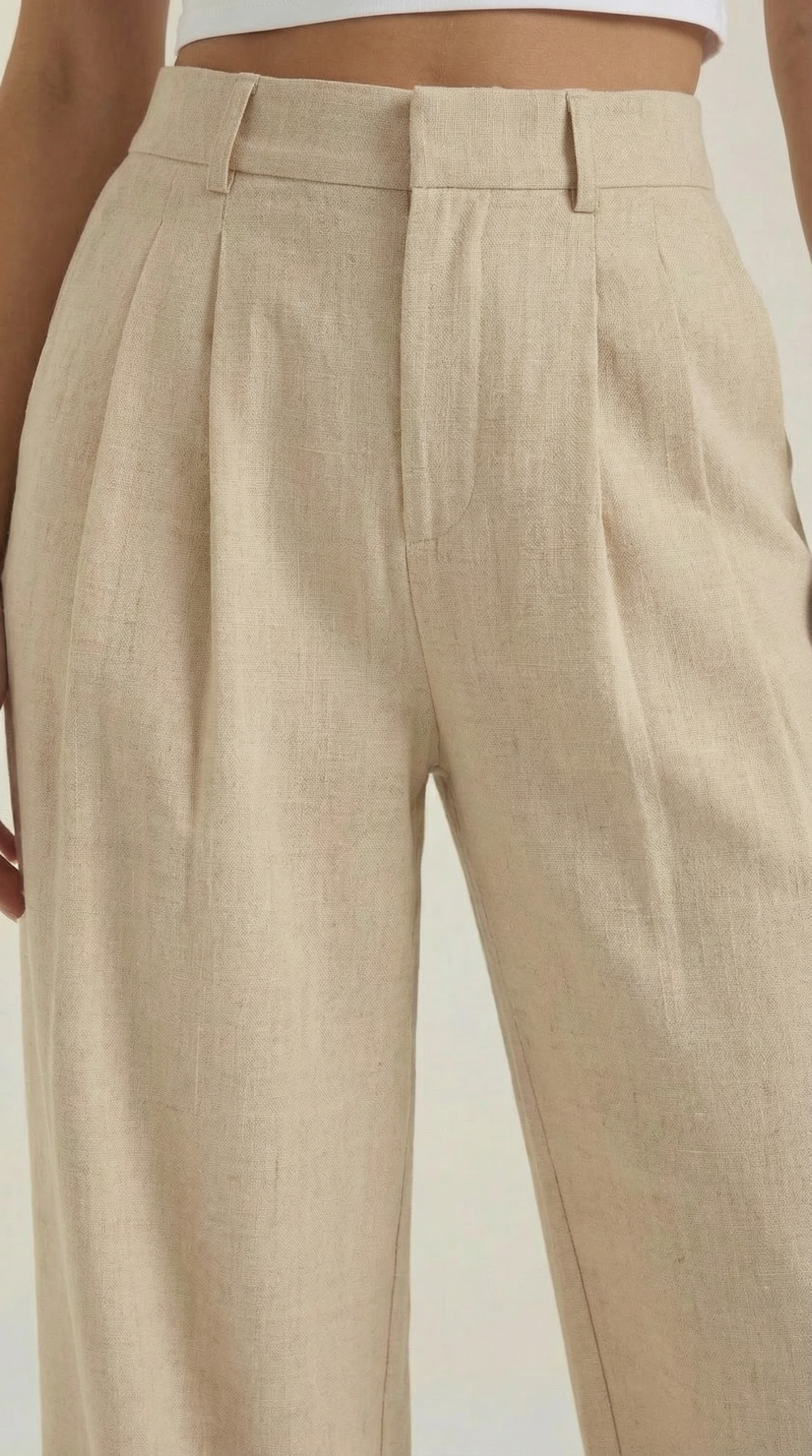 Bundfaltenhose in hellem Beige mit hohem Bund und Knopfverschluss, Detailansicht