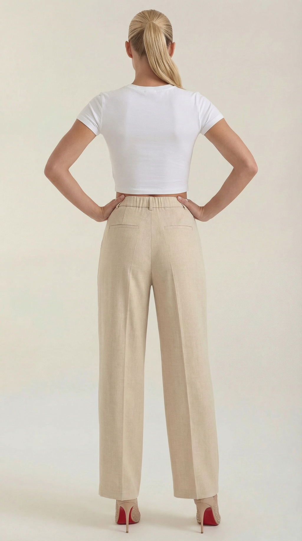 Weite Bundfaltenhose mit hohem Bund in hellem Beige, Rückansicht