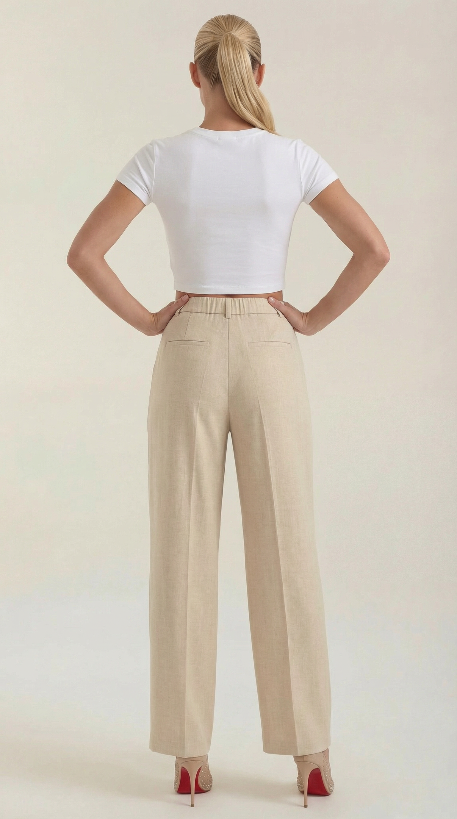 Weite Bundfaltenhose mit hohem Bund in hellem Beige, Rückansicht