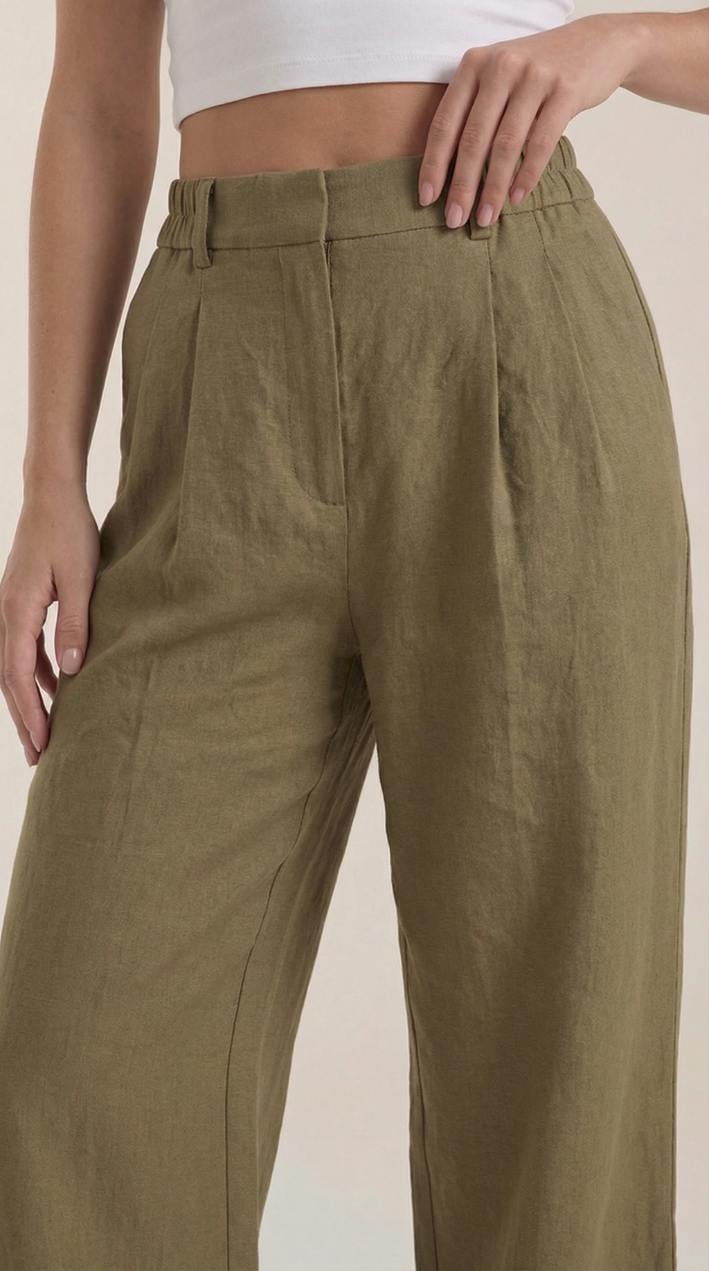Weite Bundfaltenhose in Khaki mit hohem Bund, Falten vorn und seitlichen Taschen
