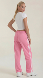Weite Jogginghose für Damen, rosa mit weißen Seitensstreifen, frontales Standmotiv