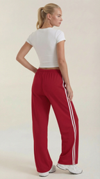 Weite Jogginghose für Damen in Rot mit weißem Seitenstreifen (Rückansicht)