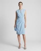 Hellblaues Etuikleid ärmellos mit Tropfenschnitt und mittiger Wickelraffung, Midi-Länge
