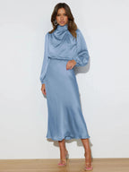 Satin-Abendkleid in Hellblau, langarm, mit Wasserfall-Ausschnitt und knieumspielendem Rock