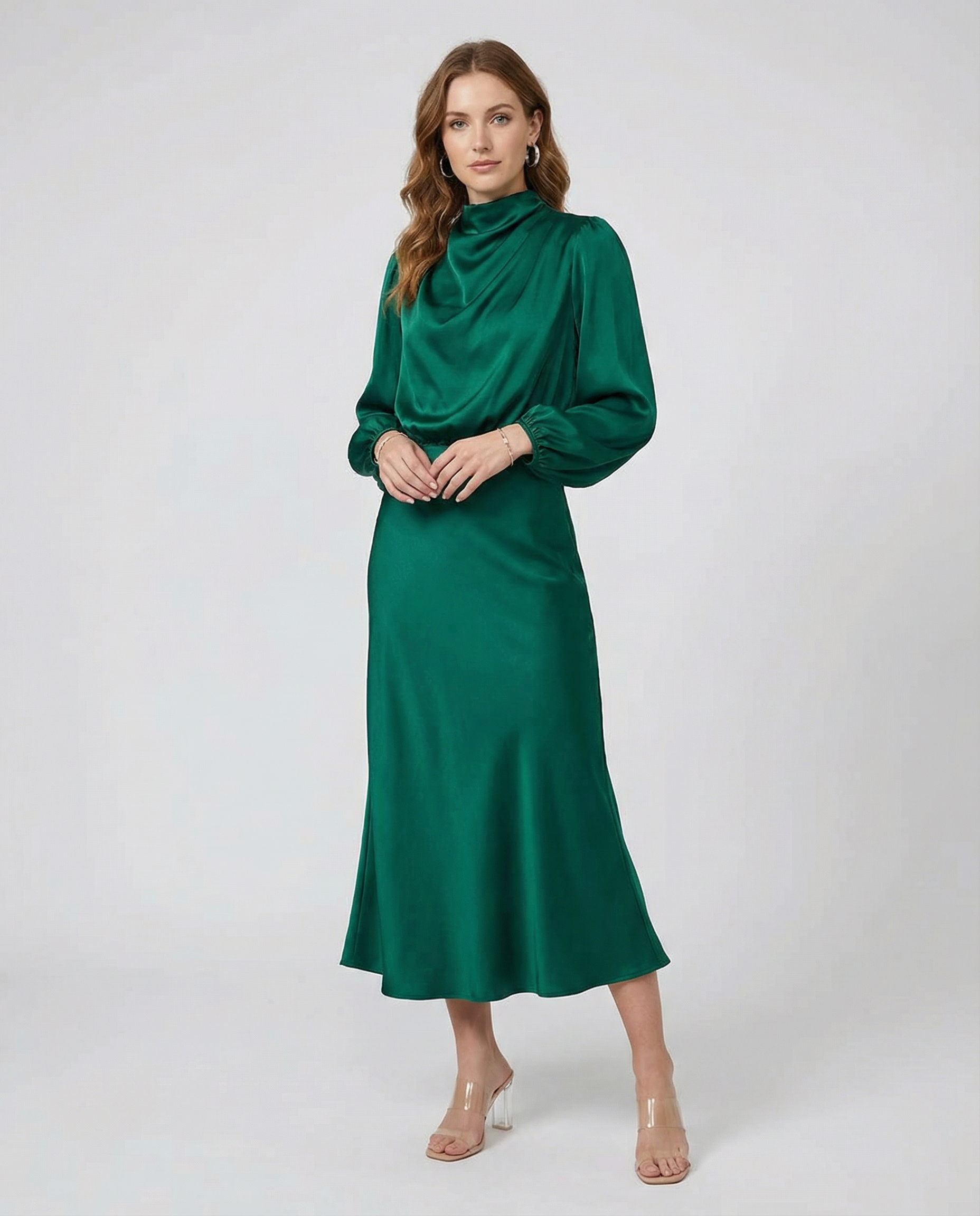 Satin-Abendkleid in Dunkelgrün mit hochgeschlossenem Wasserfall-Ausschnitt und langen Ärmeln