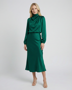 Satin-Abendkleid in Dunkelgrün, langarm, mit Wasserfall-Ausschnitt und Taillengürtel-Details