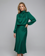 Satin-Abendkleid in Dunkelgrün mit Wasserfall-Ausschnitt und langen Puffärmeln