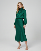 Satin-Abendkleid in Dunkelgrün, langarm, mit Wasserfall-Ausschnitt und Midi-Länge
