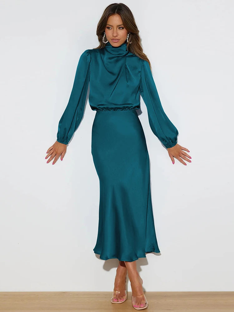 Satin-Abendkleid in Petrol mit Wasserfall-Ausschnitt und langen, weich fallenden Ärmeln