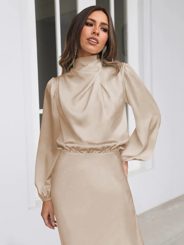 Satin-Abendkleid in Beige mit hochgeschlossenem Wasserfall-Ausschnitt und langen Ärmeln