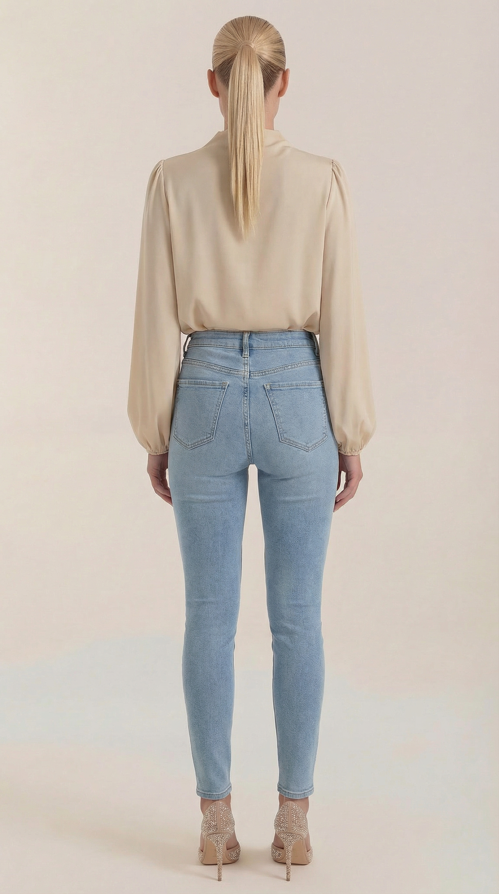 Beige Damenbluse, Rückansicht mit hochgezogenem Kragen und drapiertem Faltenwurf