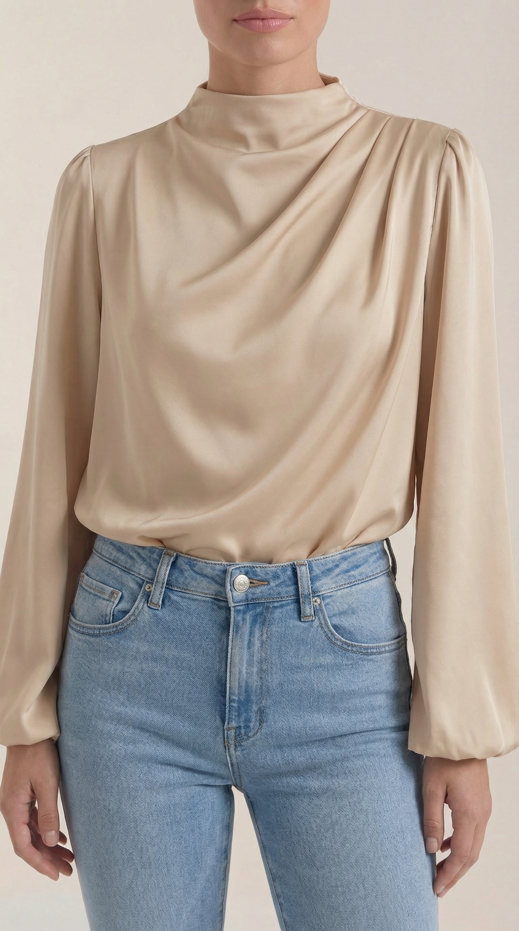 Beige Damenbluse im Detail, drapierter Wasserfall-Ausschnitt am Halsausschnitt
