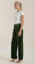 Damen Samthose mit weitem Bein, dunkelgrün, Seitenansicht, hoher Bund