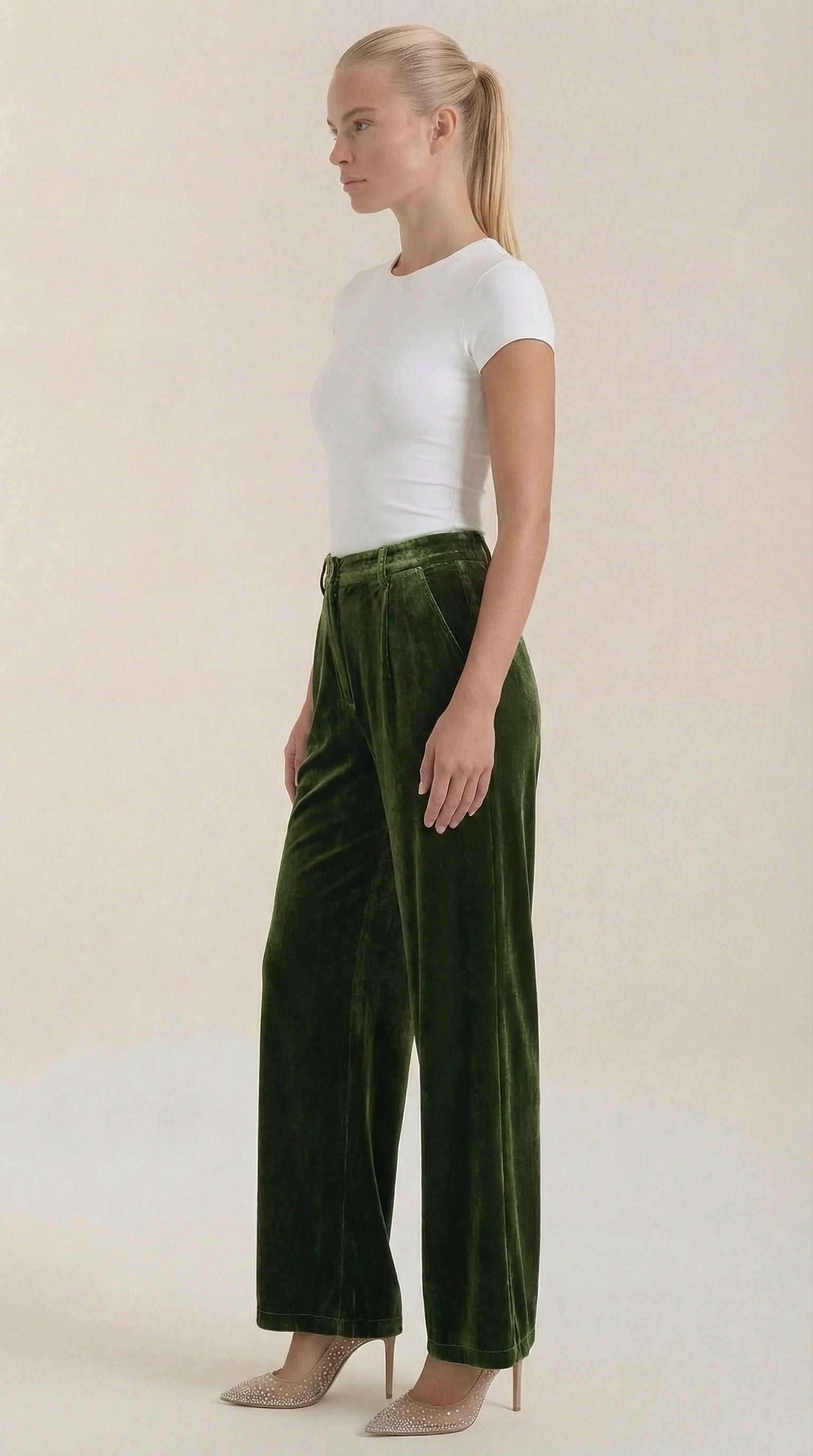 Damen Samthose mit weitem Bein, dunkelgrün, Seitenansicht, hoher Bund