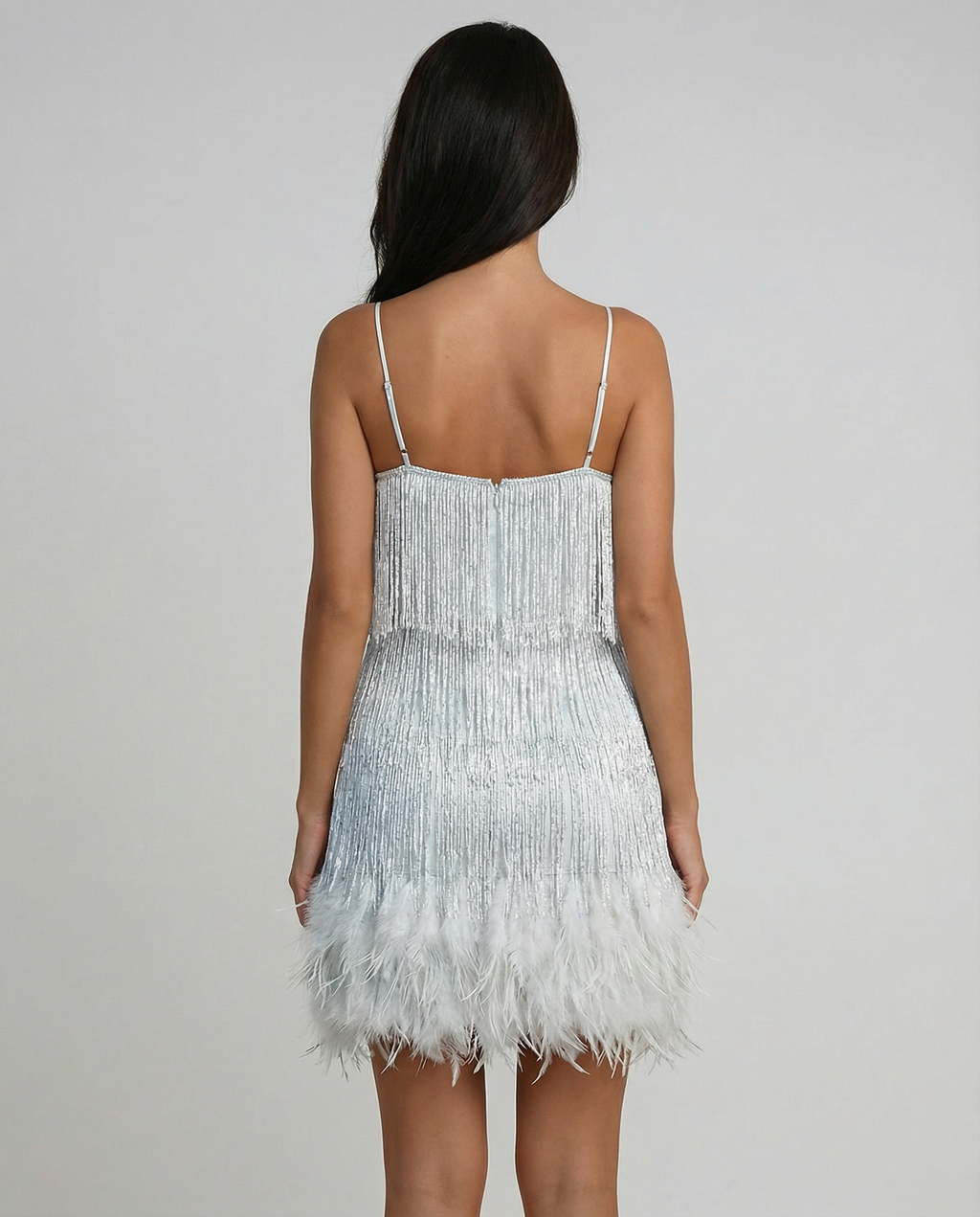 Weißes Pailletten-Minikleid mit Spaghettiträgern und Federsaum, Rückansicht