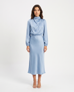 Satin-Abendkleid in Hellblau mit hochgeschlossenem Wasserfall-Ausschnitt und langen Ärmeln