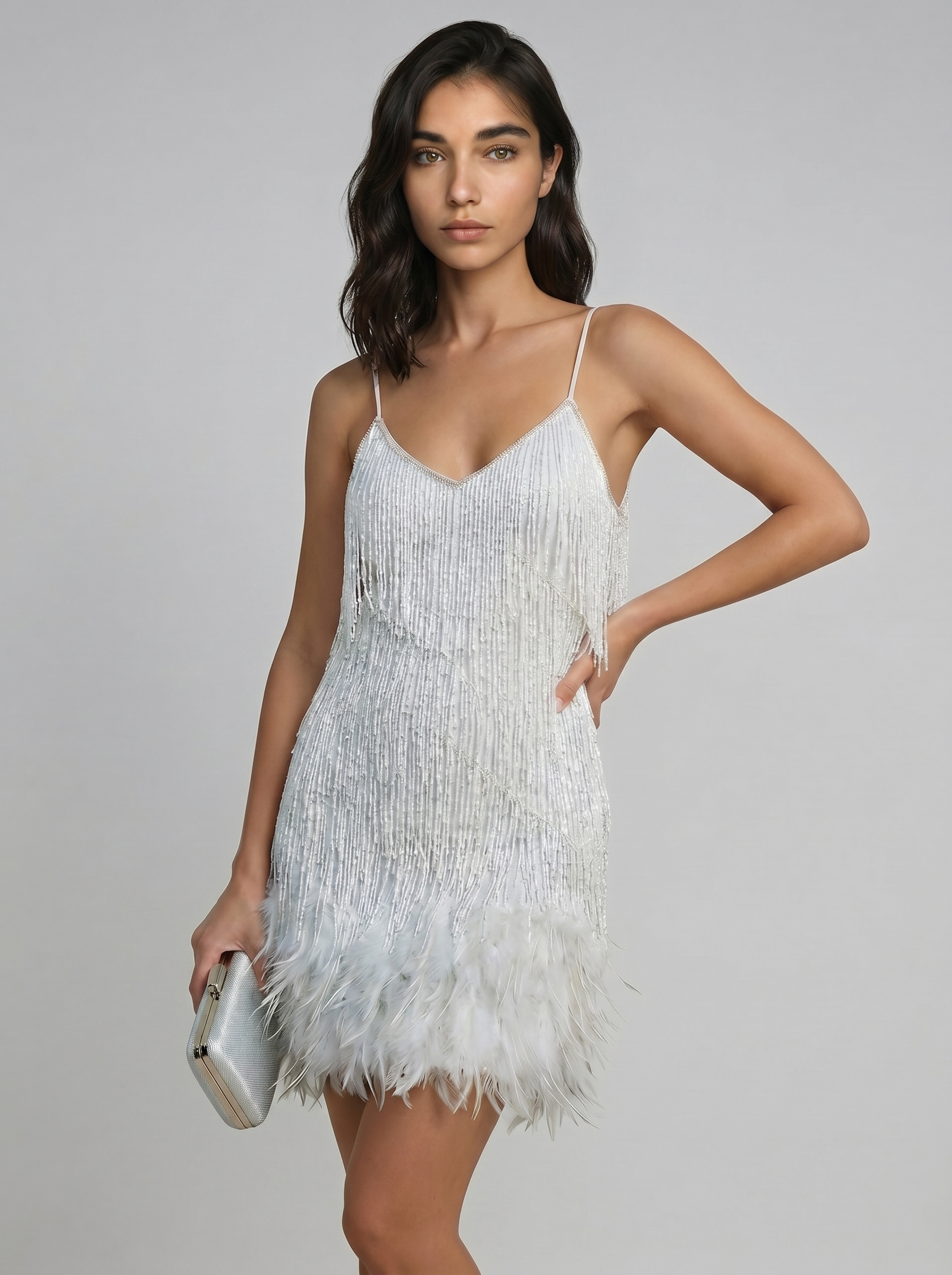 Weißes Pailletten-Minikleid mit Spaghettiträgern, Federsaum und Fransen