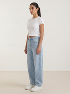 Helle blaue Wide-Leg Jeans für Damen, hohe Taille, Knopfverschluss, seitliche Ansicht