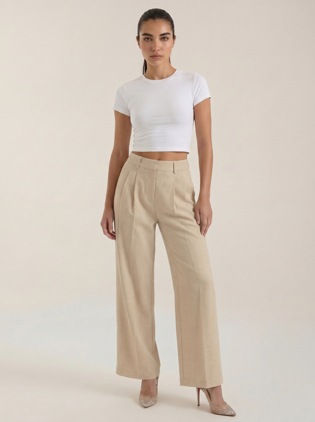 Weite Bundfaltenhose mit hohem Bund in hellem Beige, gerade weit fallend