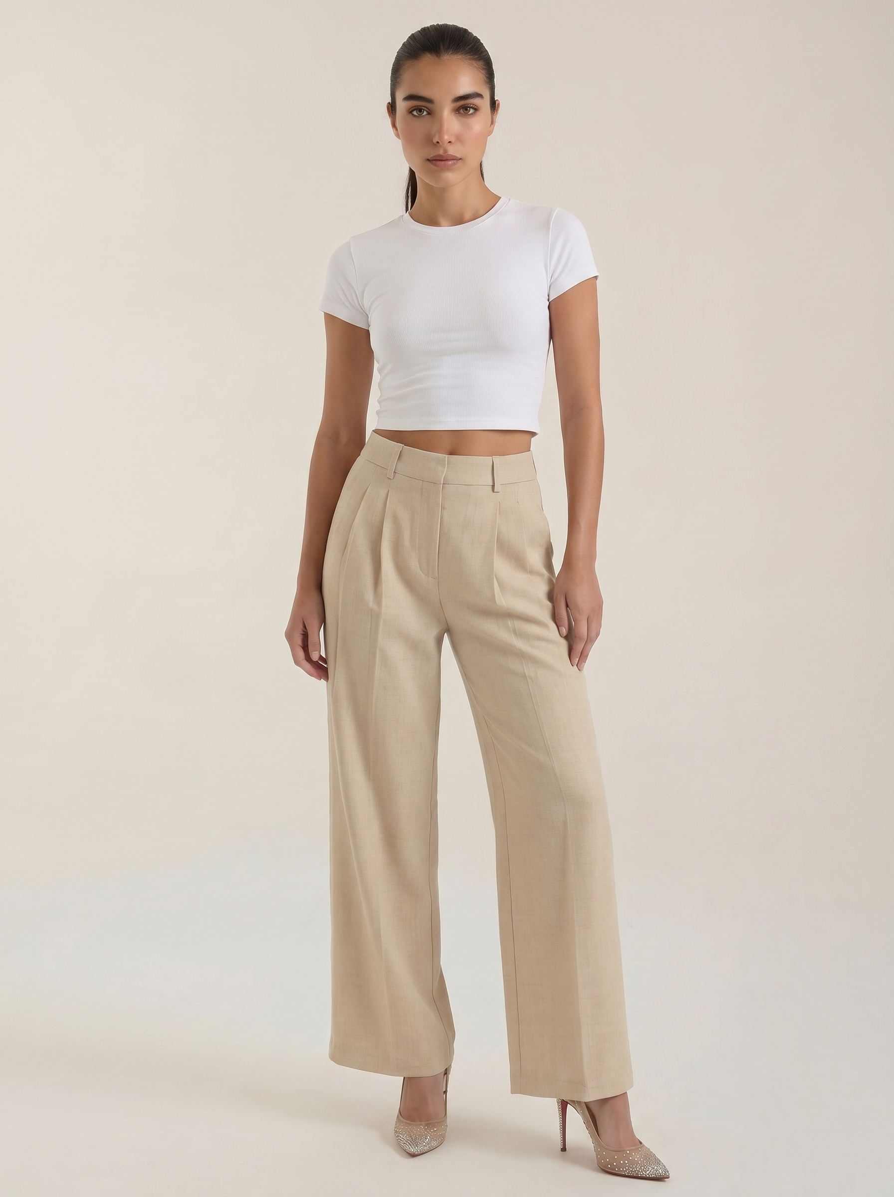 Weite Bundfaltenhose mit hohem Bund in hellem Beige, gerade weit fallend