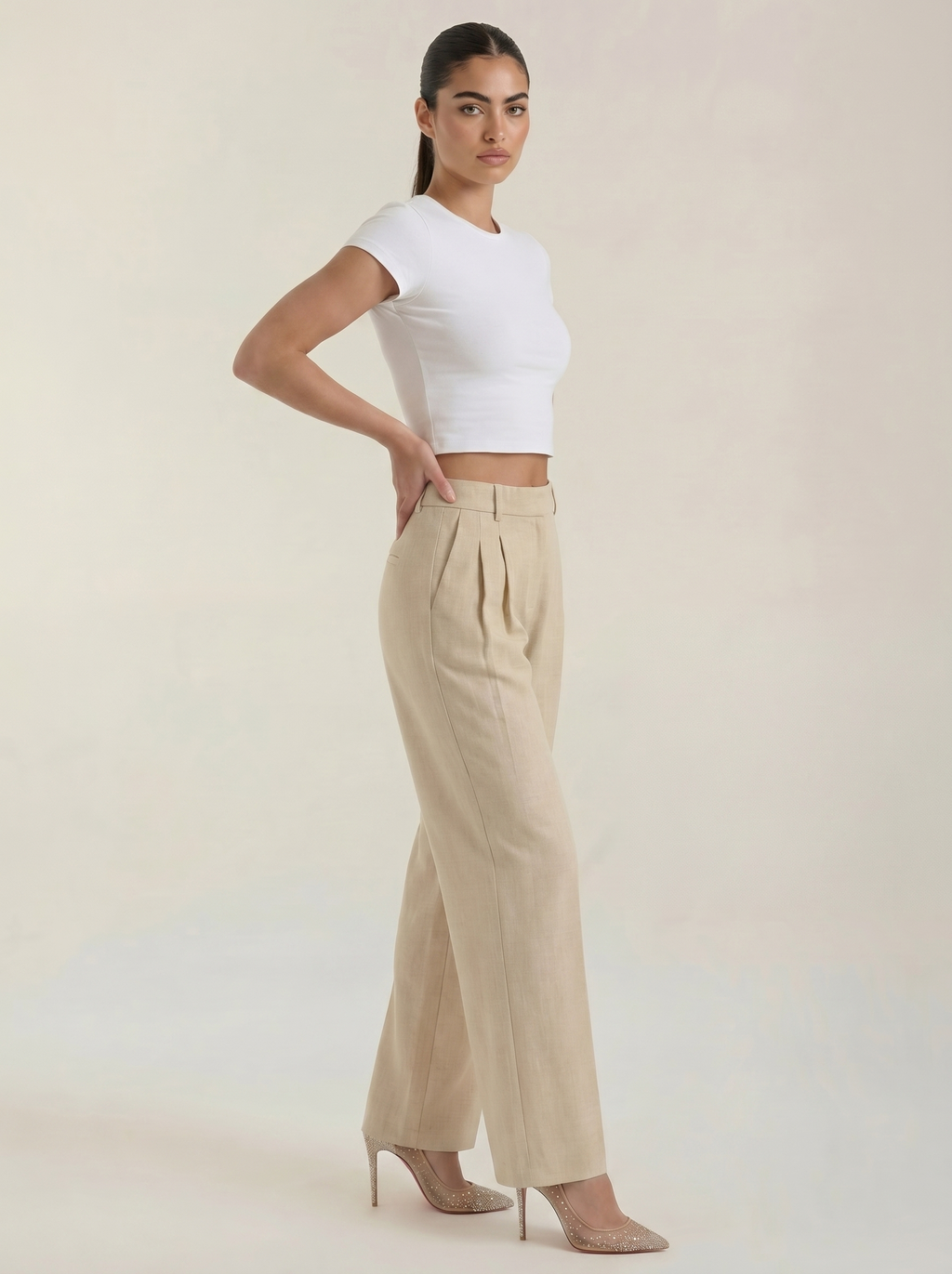 Weite Bundfaltenhose mit hohem Bund in hellem Beige, seitliche Ansicht