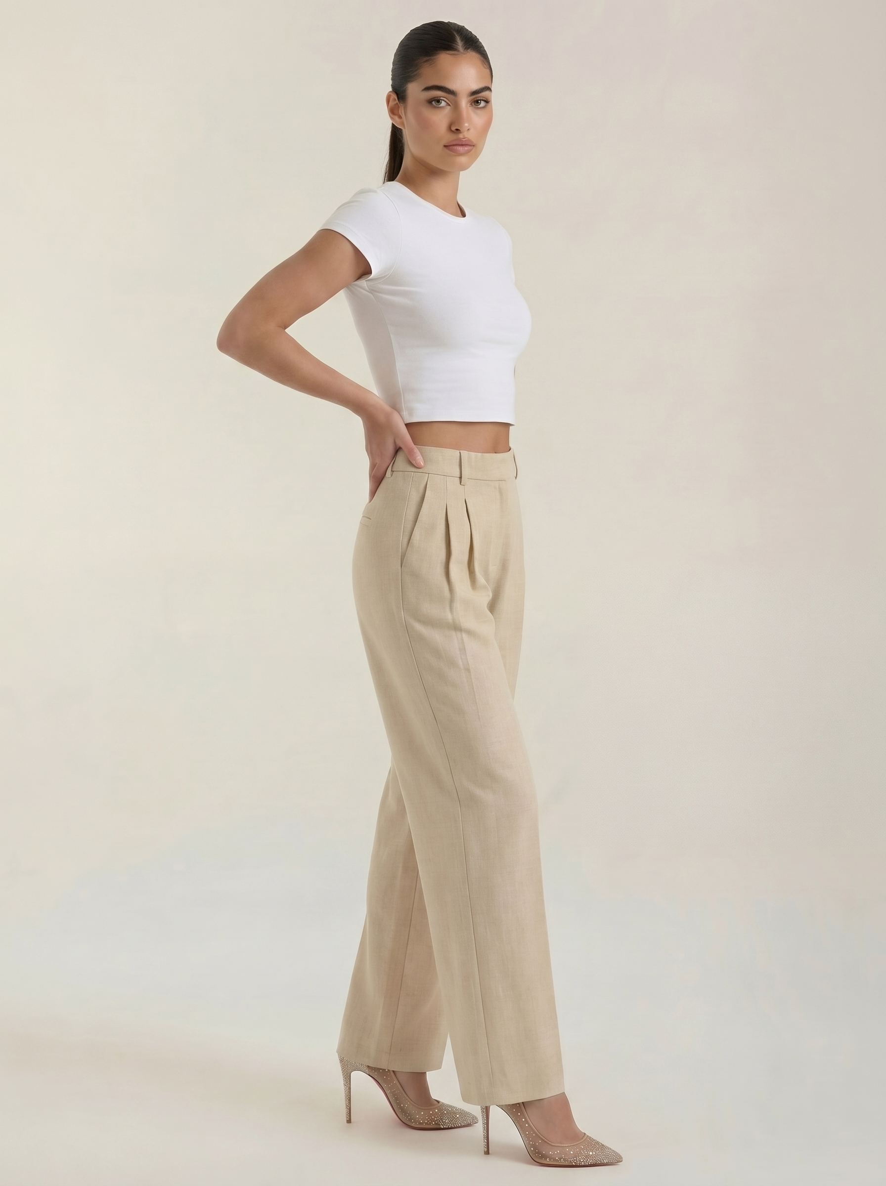 Weite Bundfaltenhose mit hohem Bund in hellem Beige, seitliche Ansicht