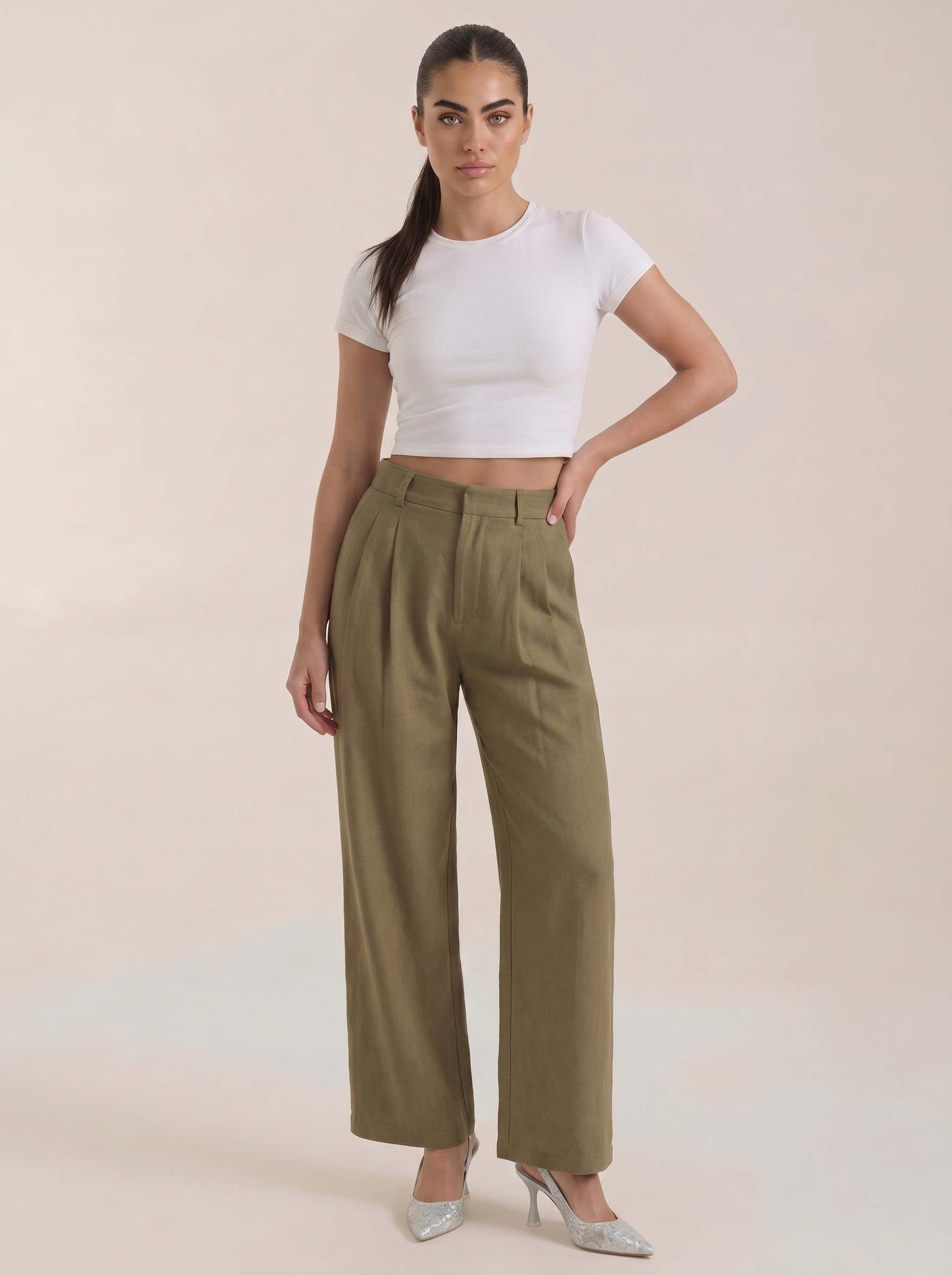 Weite Bundfaltenhose mit hohem Bund in Khaki/Olive, frontale Ganzansicht