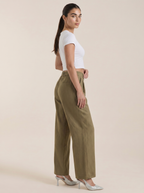 Weite Bundfaltenhose mit hohem Bund in Khaki/Olive, Seitenansicht