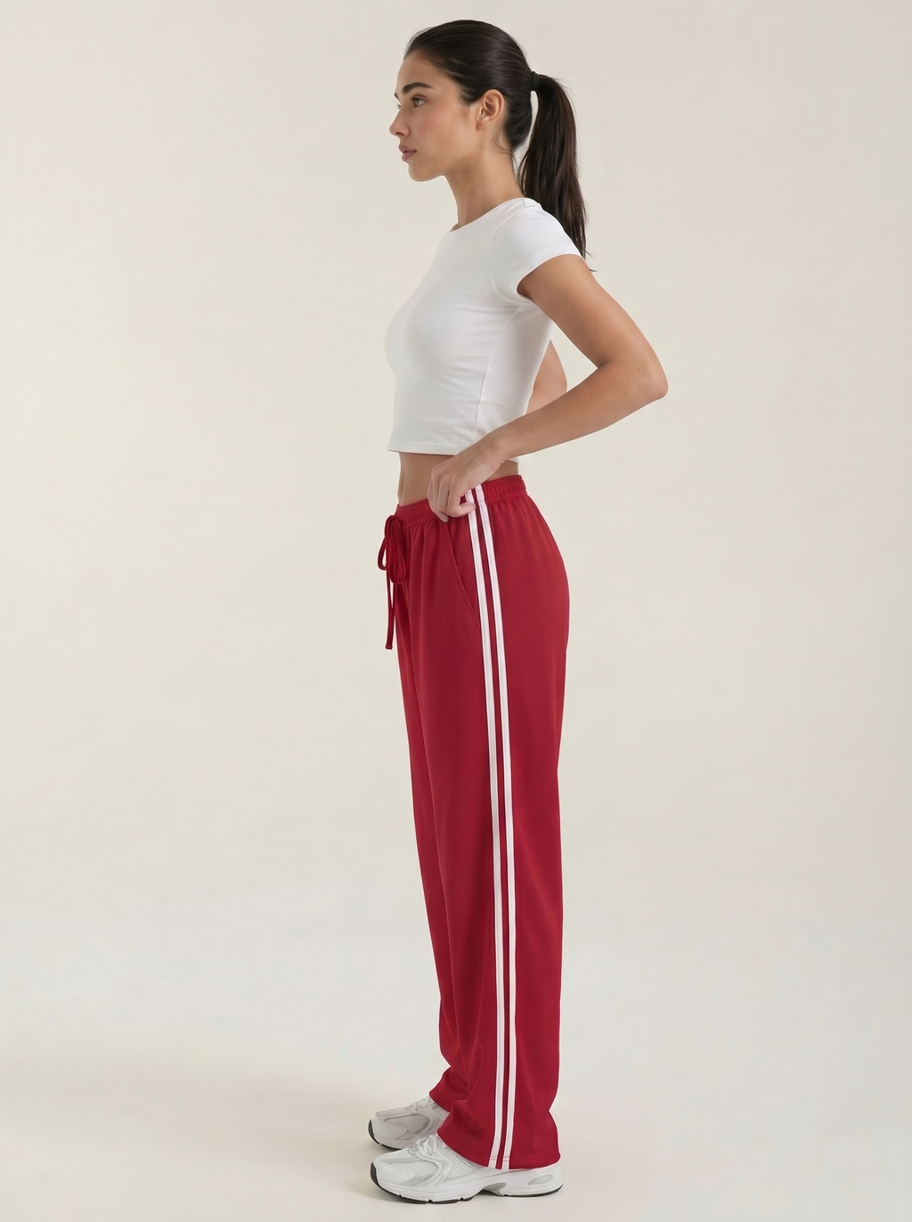 Weite Jogginghose für Damen, weinrot, Seitansicht mit Kordelzug und Kontraststreifen