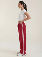 Weite Jogginghose für Damen, weinrot, Seitansicht mit Kordelzug und Kontraststreifen