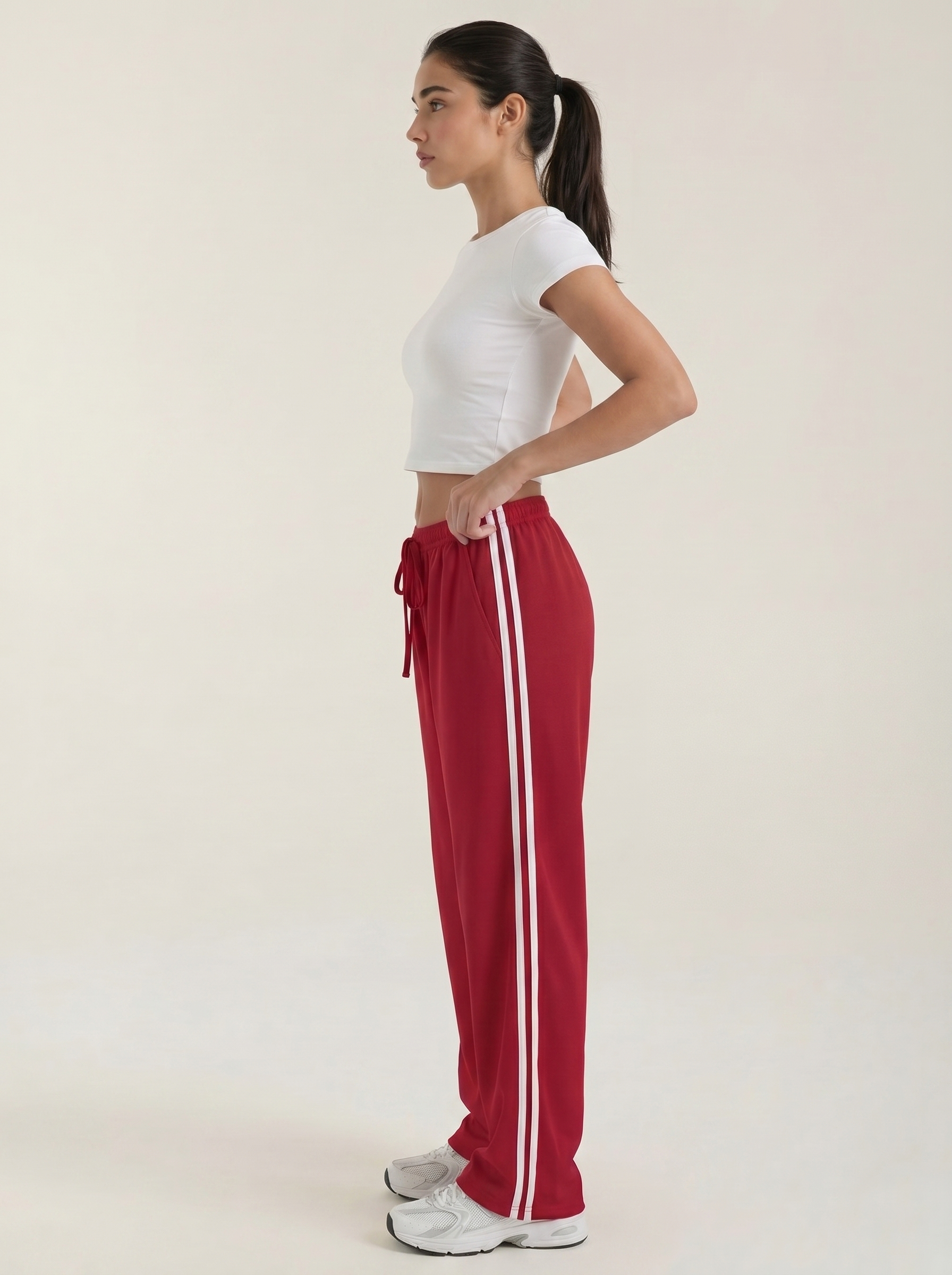 Weite Jogginghose für Damen, weinrot, Seitansicht mit Kordelzug und Kontraststreifen