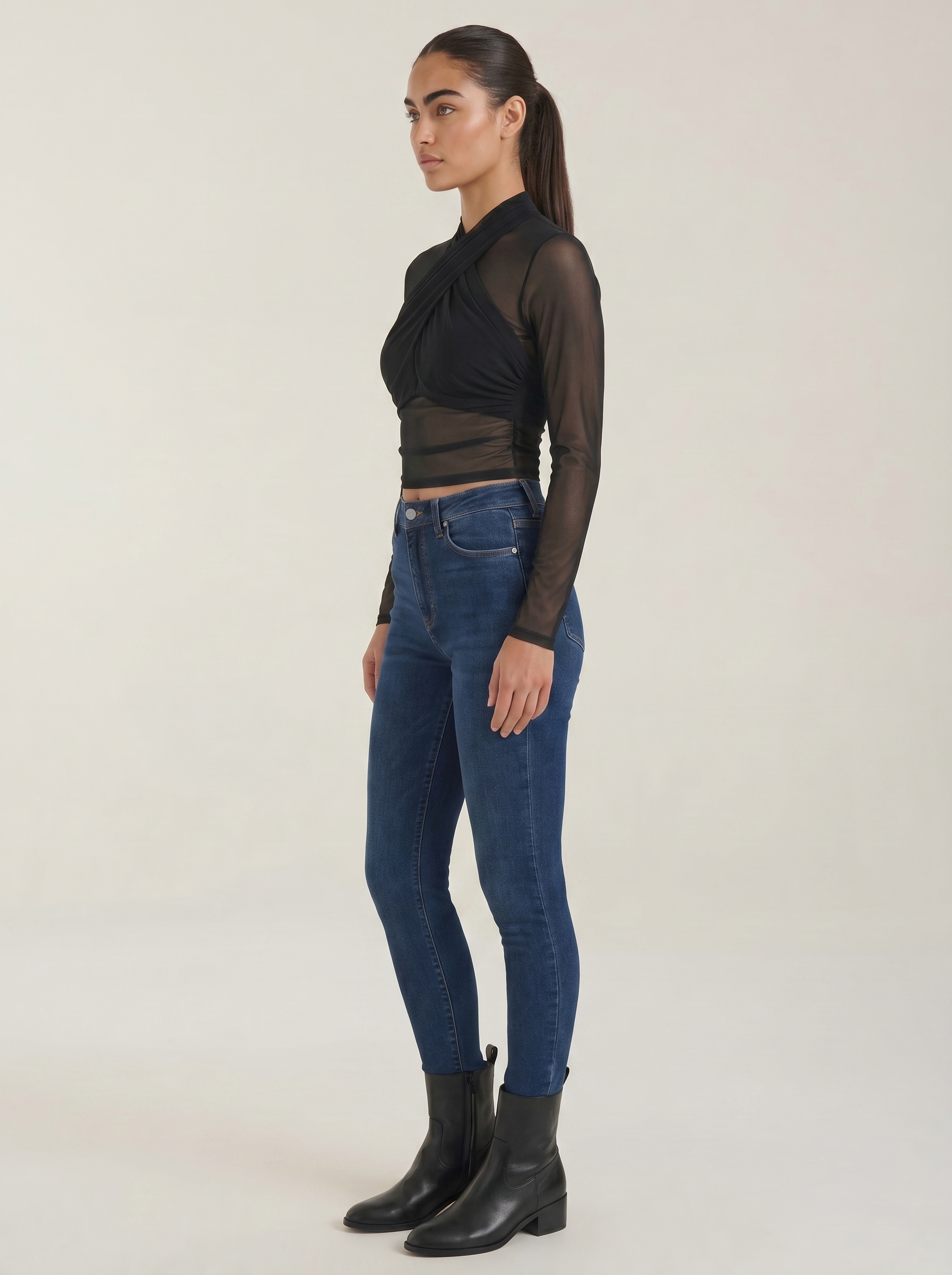 Schwarzes Mesh-Wickeltop mit langen Ärmeln, seitlicher Wickelnaht und figurbetonter Passform