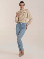 Beige Damenbluse mit drapiertem Wasserfall-Ausschnitt und langen Puffärmeln