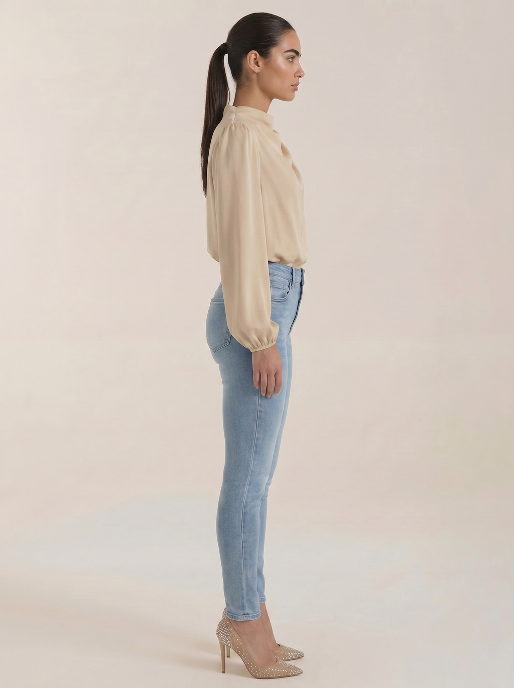 Beige Damenbluse mit drapiertem Wasserfall-Ausschnitt, lange Ärmel, Seitenansicht