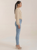 Beige Damenbluse mit drapiertem Wasserfall-Ausschnitt, lange Ärmel, Seitenansicht